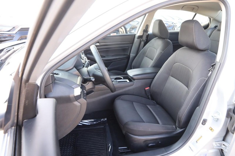 Nissan Altima Vehicle Full-screen Gallery Image 08