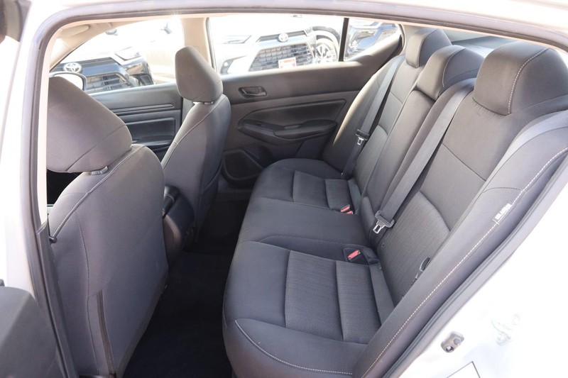Nissan Altima Vehicle Full-screen Gallery Image 09