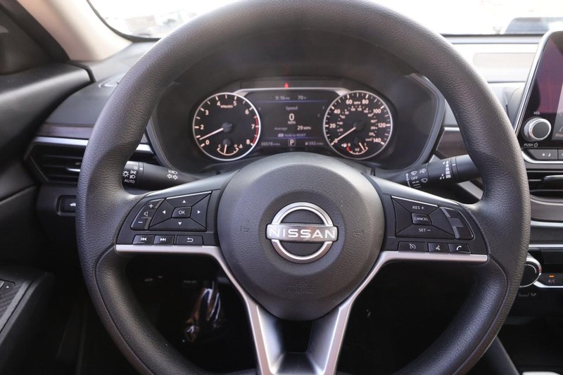Nissan Altima Vehicle Full-screen Gallery Image 10