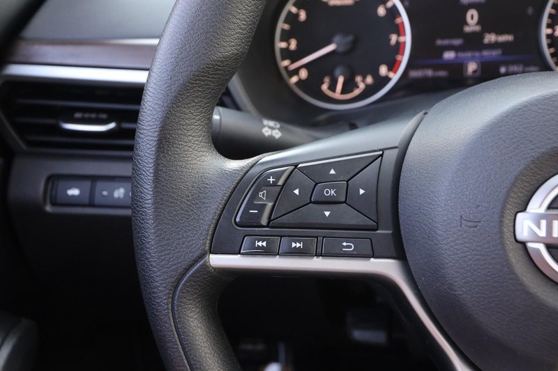 Nissan Altima Vehicle Full-screen Gallery Image 11