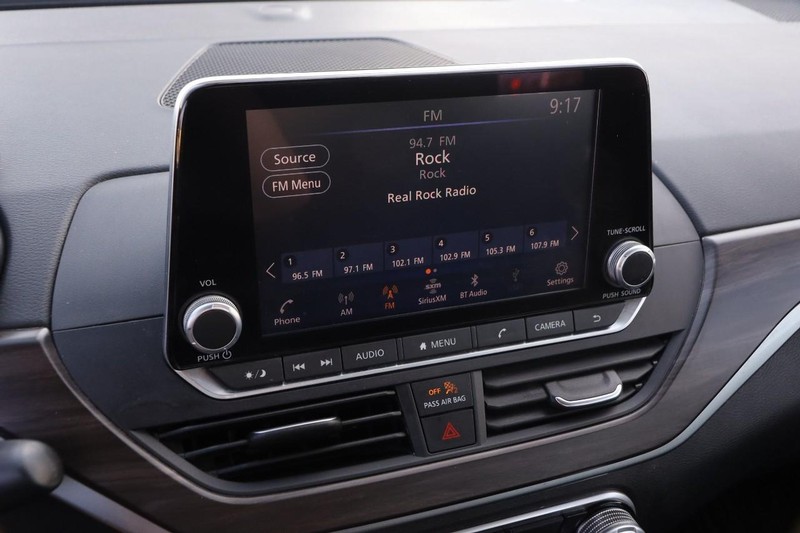 Nissan Altima Vehicle Full-screen Gallery Image 14