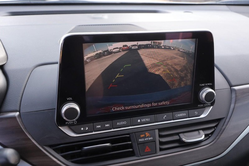 Nissan Altima Vehicle Full-screen Gallery Image 15