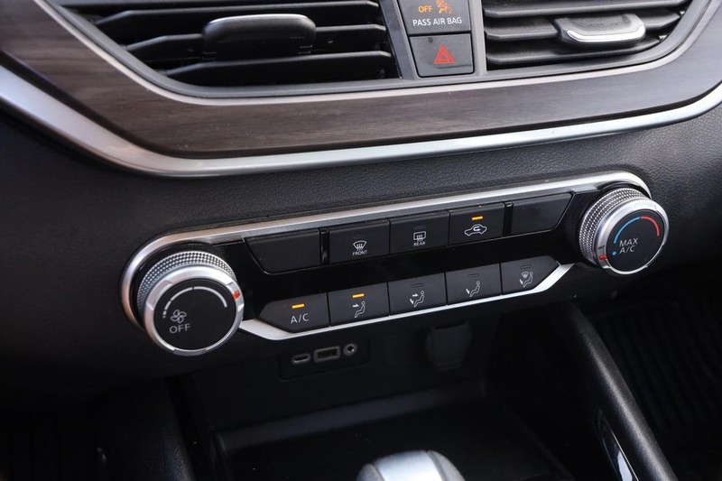 Nissan Altima Vehicle Full-screen Gallery Image 16