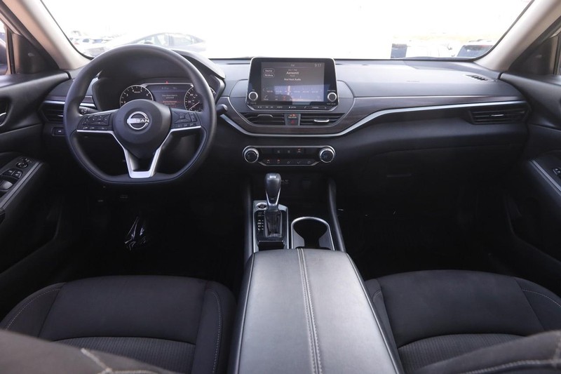 Nissan Altima Vehicle Full-screen Gallery Image 18
