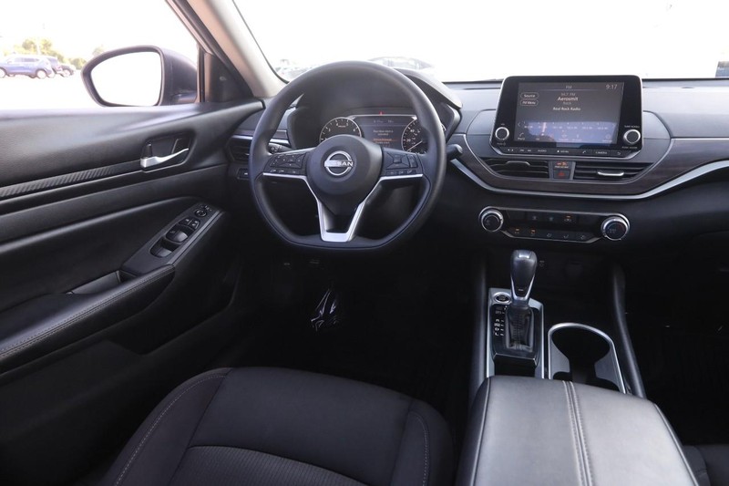 Nissan Altima Vehicle Full-screen Gallery Image 19