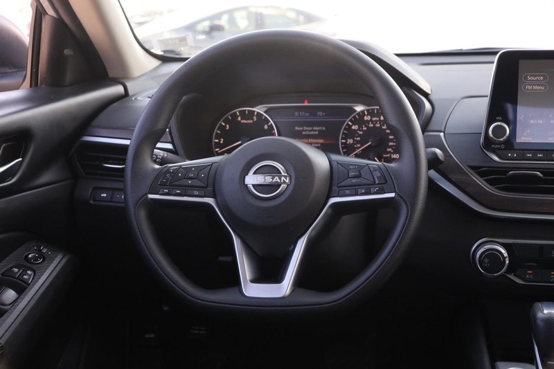 Nissan Altima Vehicle Full-screen Gallery Image 20