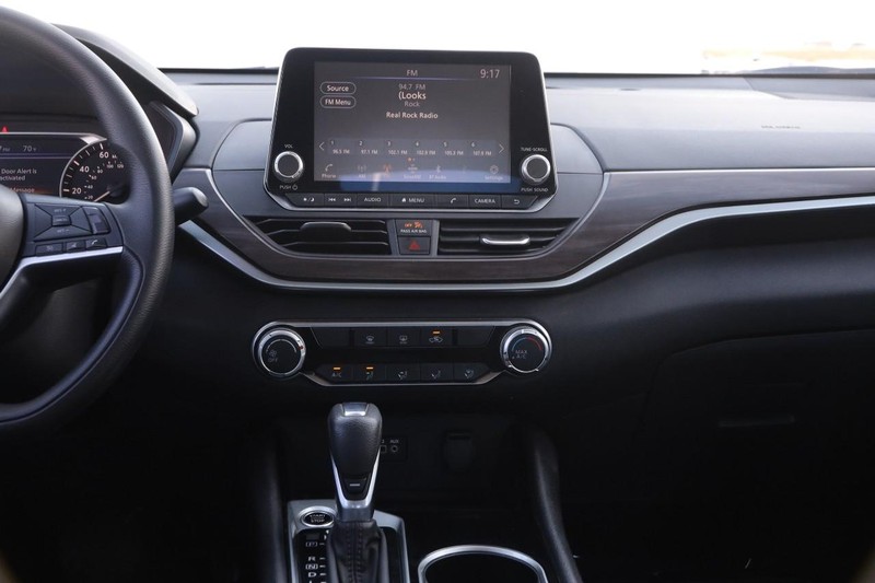 Nissan Altima Vehicle Full-screen Gallery Image 21