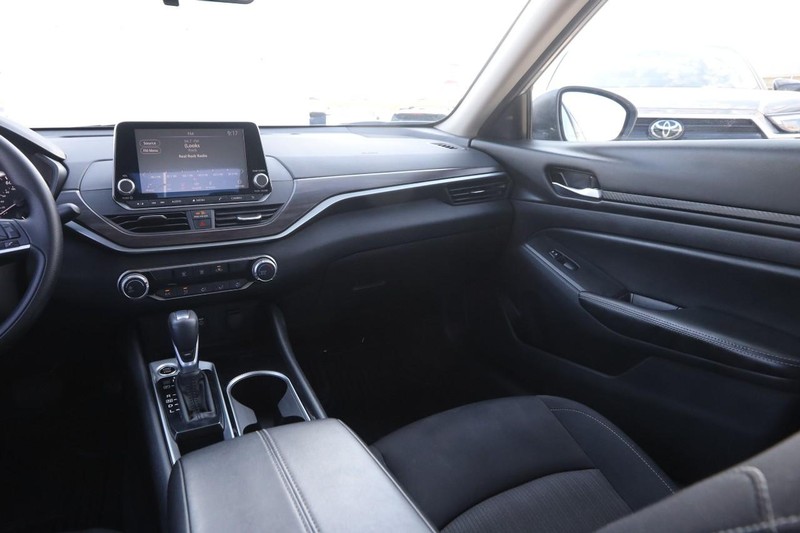 Nissan Altima Vehicle Full-screen Gallery Image 22