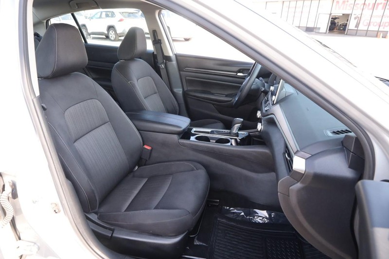 Nissan Altima Vehicle Full-screen Gallery Image 23