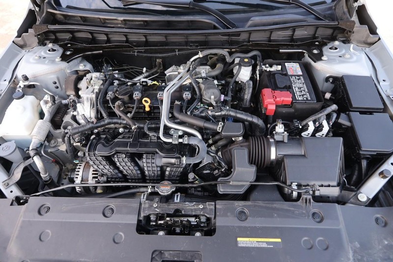 Nissan Altima Vehicle Full-screen Gallery Image 24