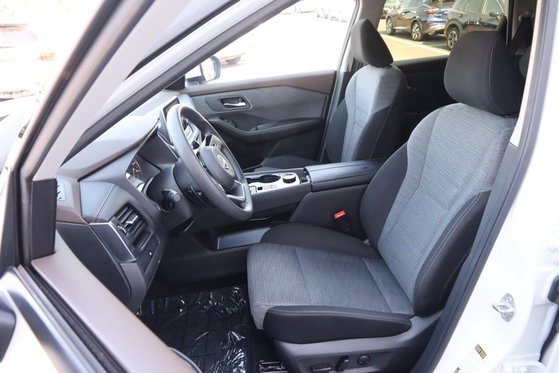 Nissan Rogue Vehicle Image 08