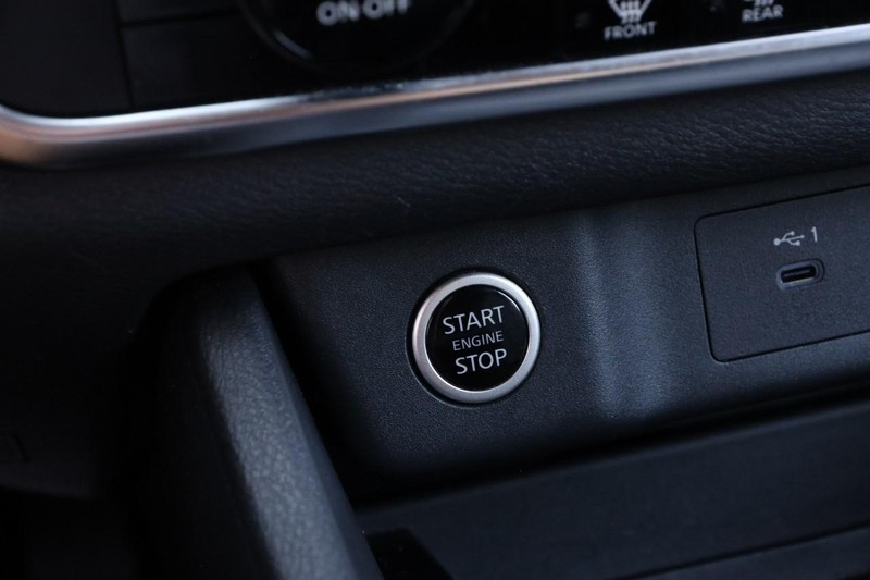 Nissan Rogue Vehicle Image 14