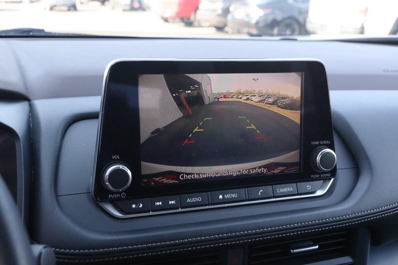 Nissan Rogue Vehicle Image 16