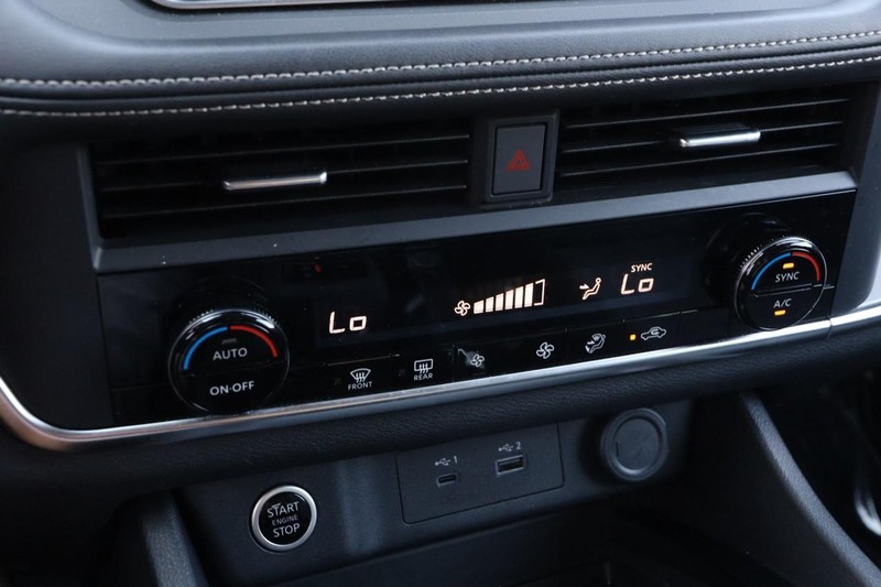 Nissan Rogue Vehicle Image 17