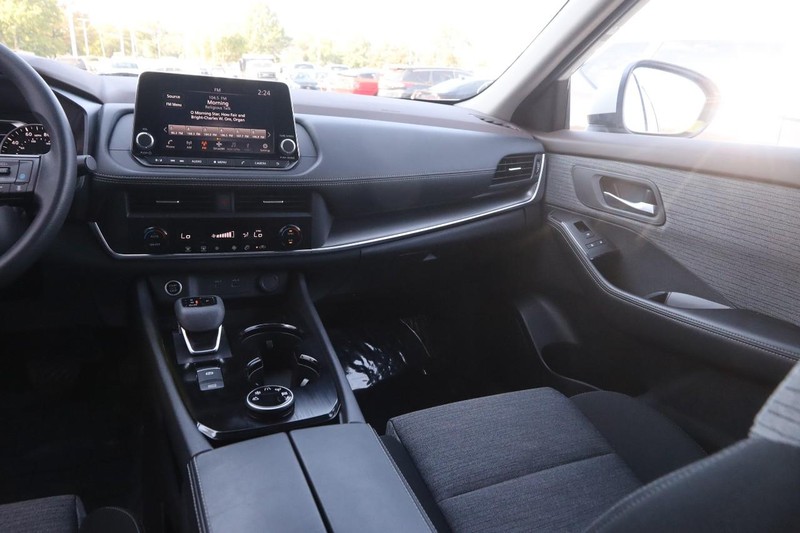 Nissan Rogue Vehicle Image 24