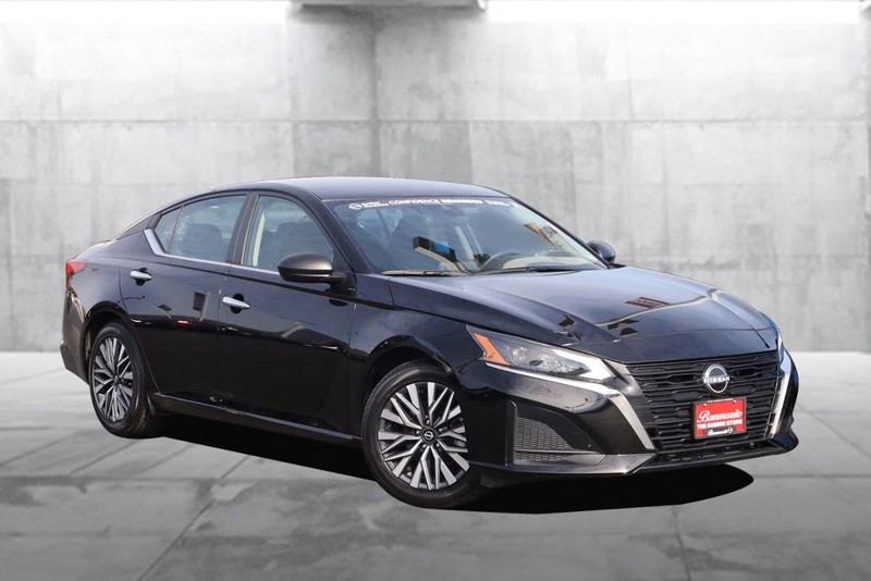 Nissan Altima Vehicle Full-screen Gallery Image 02