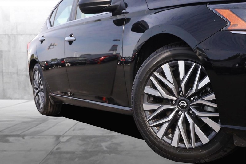 Nissan Altima Vehicle Full-screen Gallery Image 03