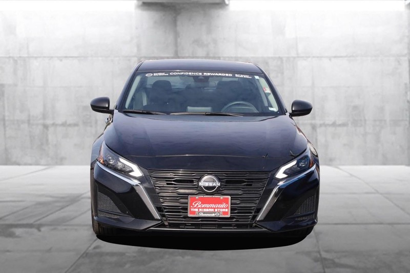 Nissan Altima Vehicle Full-screen Gallery Image 04