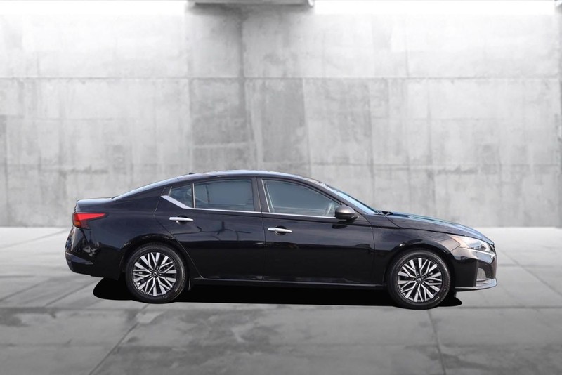 Nissan Altima Vehicle Full-screen Gallery Image 05