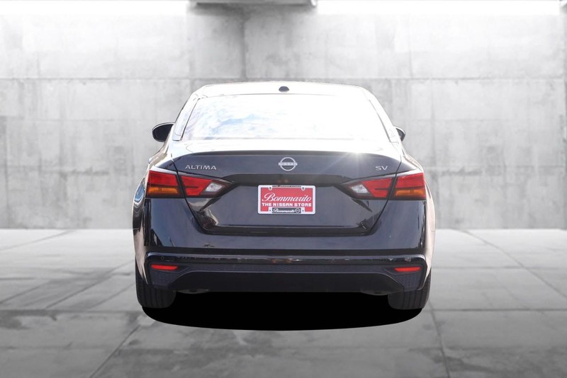 Nissan Altima Vehicle Full-screen Gallery Image 06