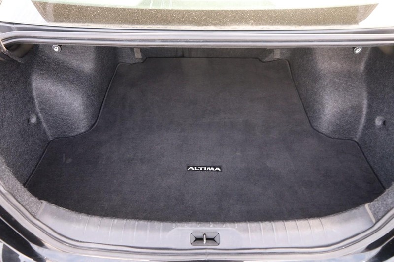Nissan Altima Vehicle Full-screen Gallery Image 07