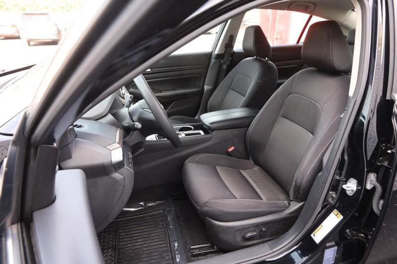 Nissan Altima Vehicle Full-screen Gallery Image 08