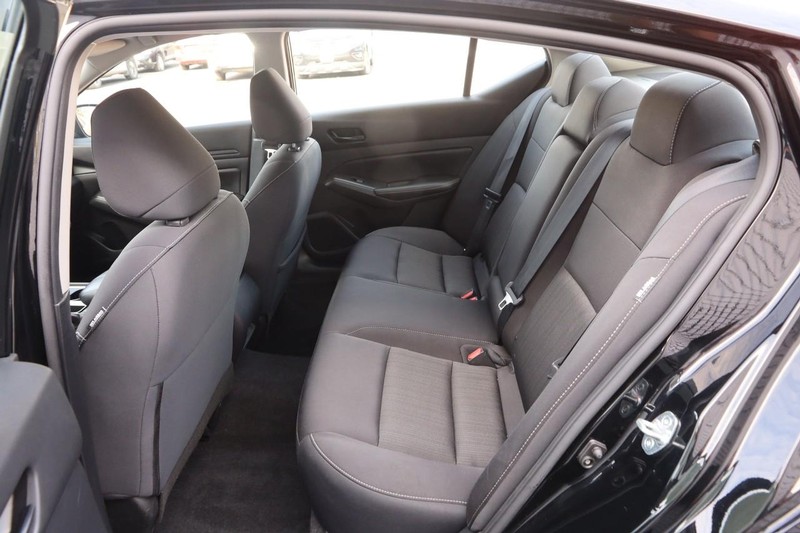 Nissan Altima Vehicle Full-screen Gallery Image 09