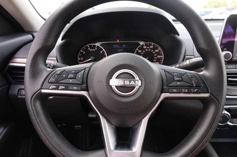 Nissan Altima Vehicle Full-screen Gallery Image 10