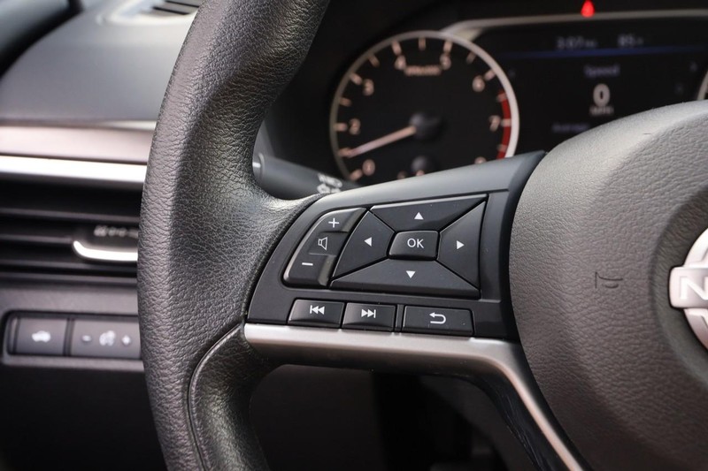 Nissan Altima Vehicle Full-screen Gallery Image 11