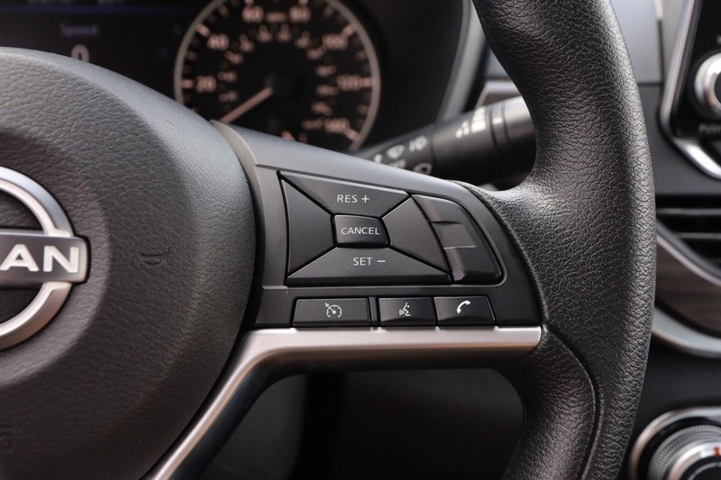 Nissan Altima Vehicle Full-screen Gallery Image 12