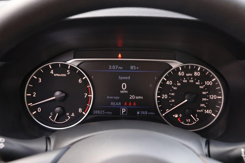 Nissan Altima Vehicle Full-screen Gallery Image 13