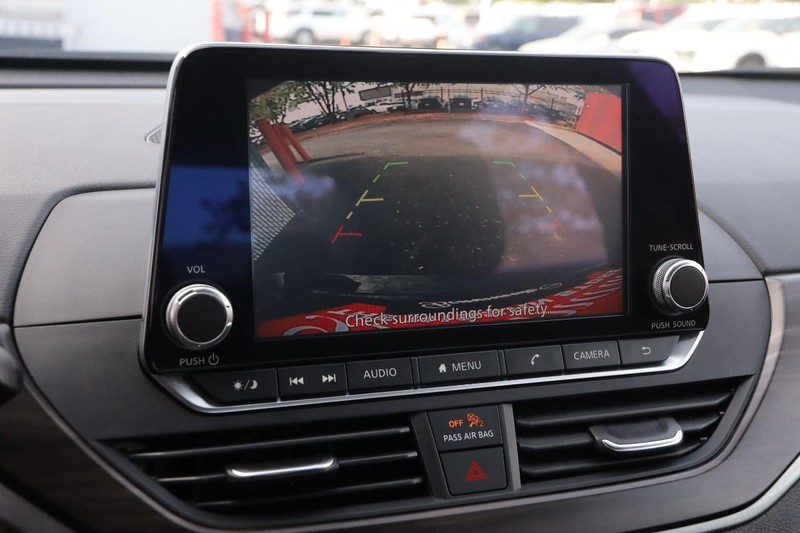 Nissan Altima Vehicle Full-screen Gallery Image 16