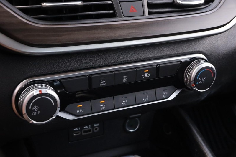 Nissan Altima Vehicle Full-screen Gallery Image 17