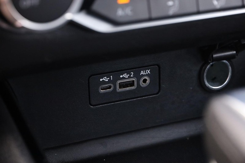 Nissan Altima Vehicle Full-screen Gallery Image 18