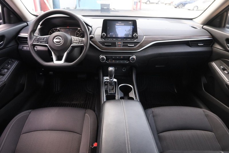 Nissan Altima Vehicle Full-screen Gallery Image 20