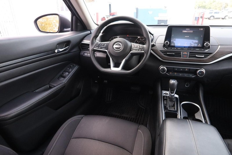Nissan Altima Vehicle Full-screen Gallery Image 21