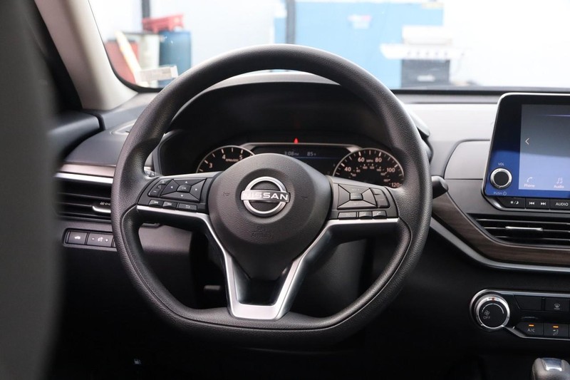 Nissan Altima Vehicle Full-screen Gallery Image 22