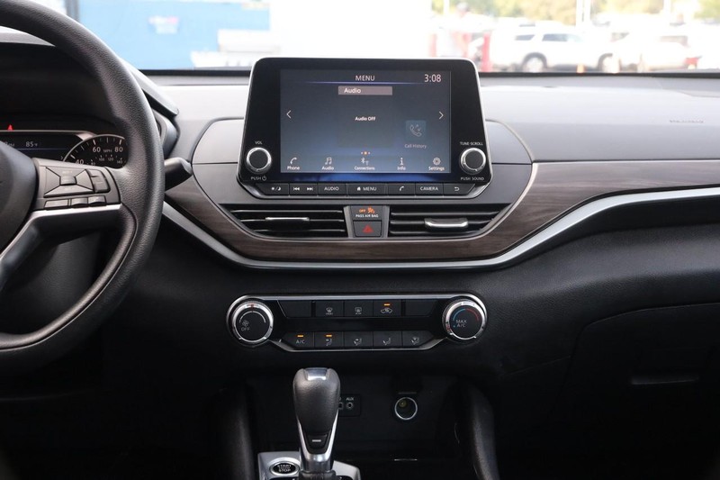 Nissan Altima Vehicle Full-screen Gallery Image 23