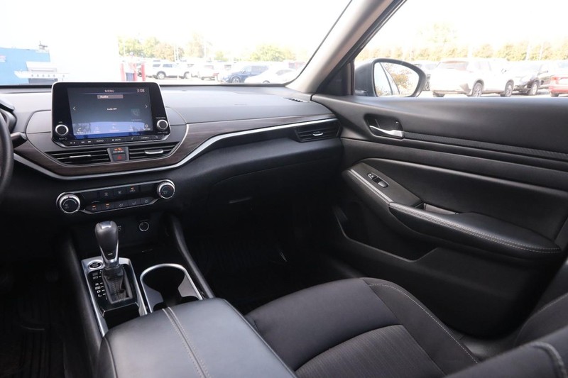 Nissan Altima Vehicle Full-screen Gallery Image 24