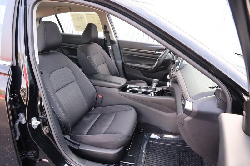 Nissan Altima Vehicle Full-screen Gallery Image 25