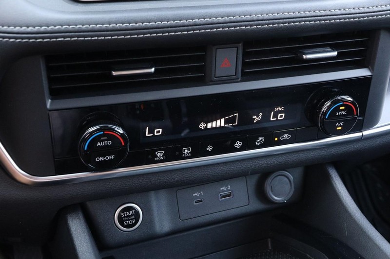 Nissan Rogue Vehicle Image 17