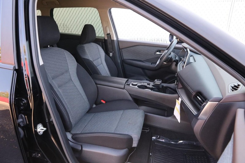 Nissan Rogue Vehicle Image 25