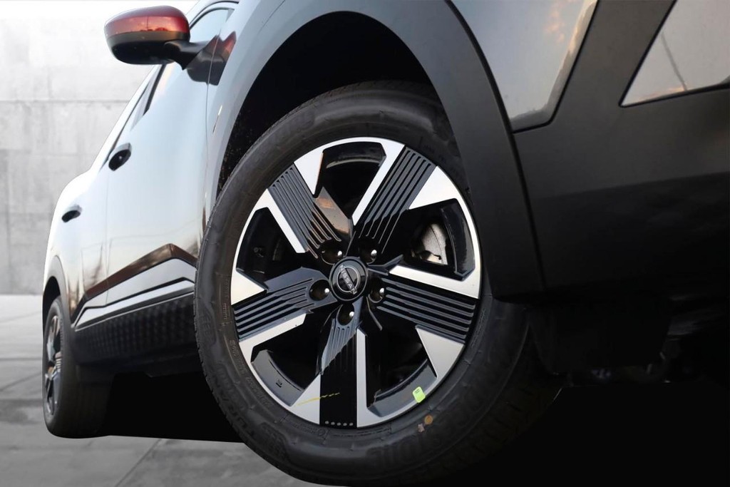Nissan Kicks Vehicle Image 03