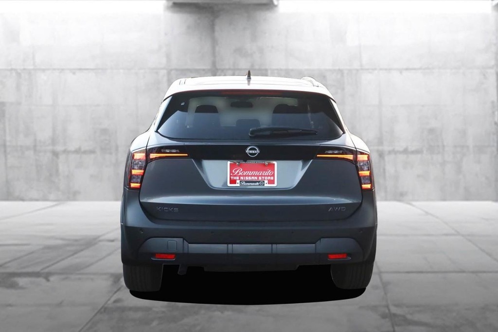 Nissan Kicks Vehicle Image 06
