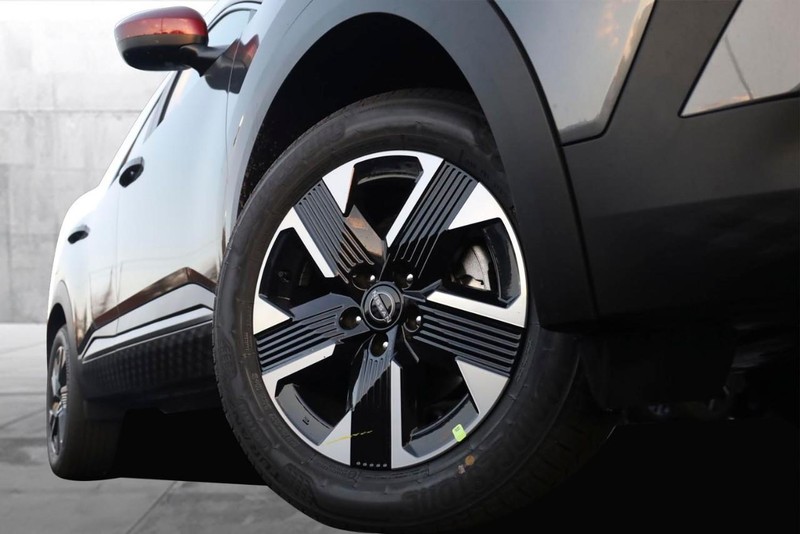 Nissan Kicks Vehicle Image 03