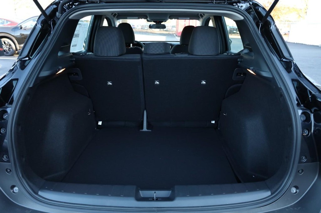 Nissan Kicks Vehicle Full-screen Gallery Image 7