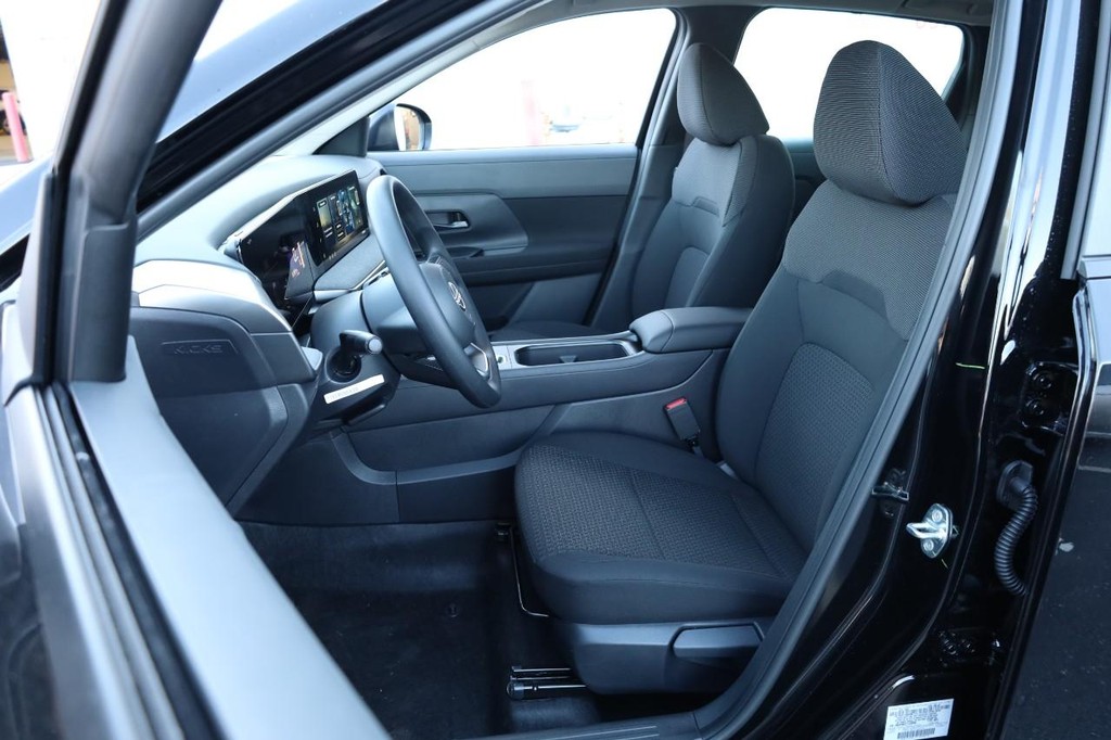 Nissan Kicks Vehicle Full-screen Gallery Image 8