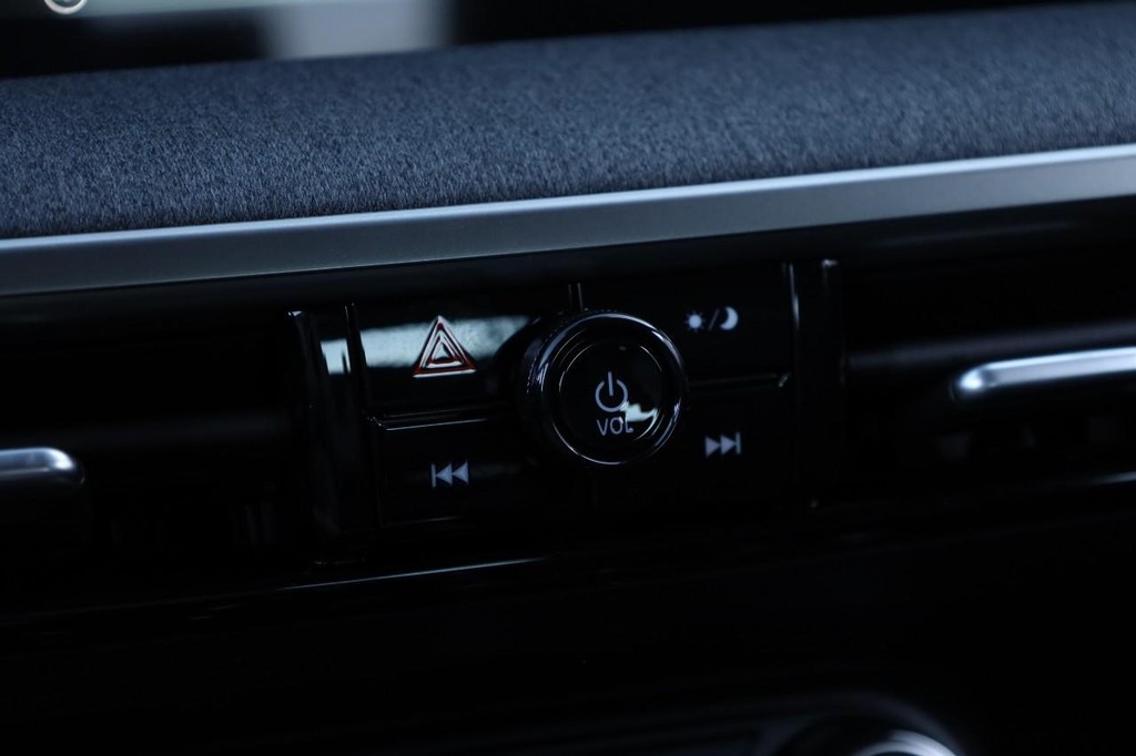 Nissan Kicks Vehicle Full-screen Gallery Image 13