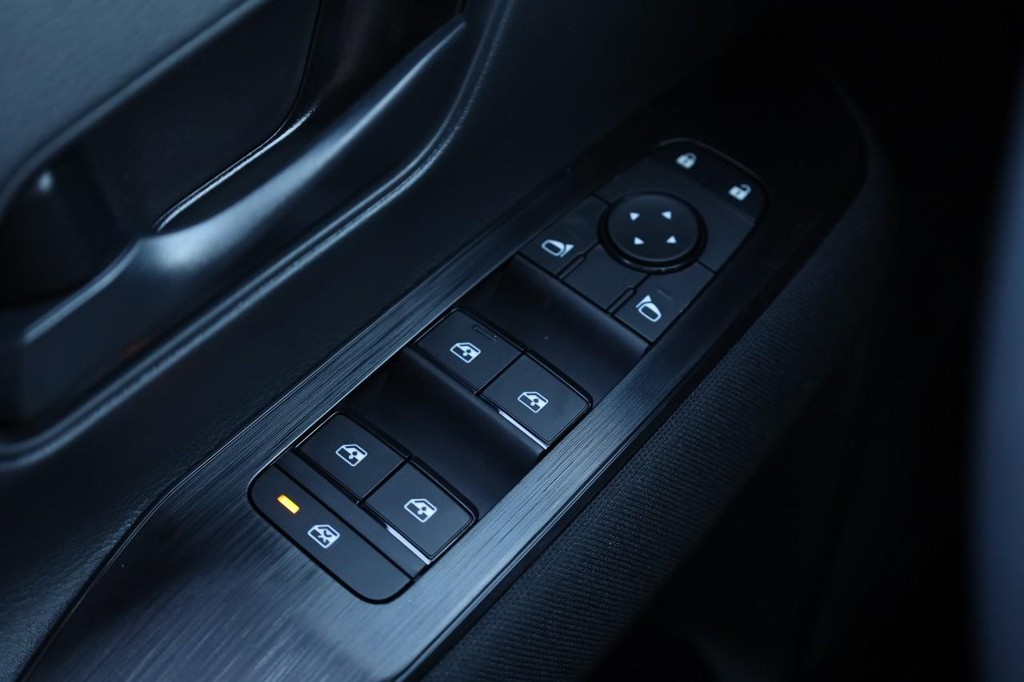 Nissan Kicks Vehicle Full-screen Gallery Image 18