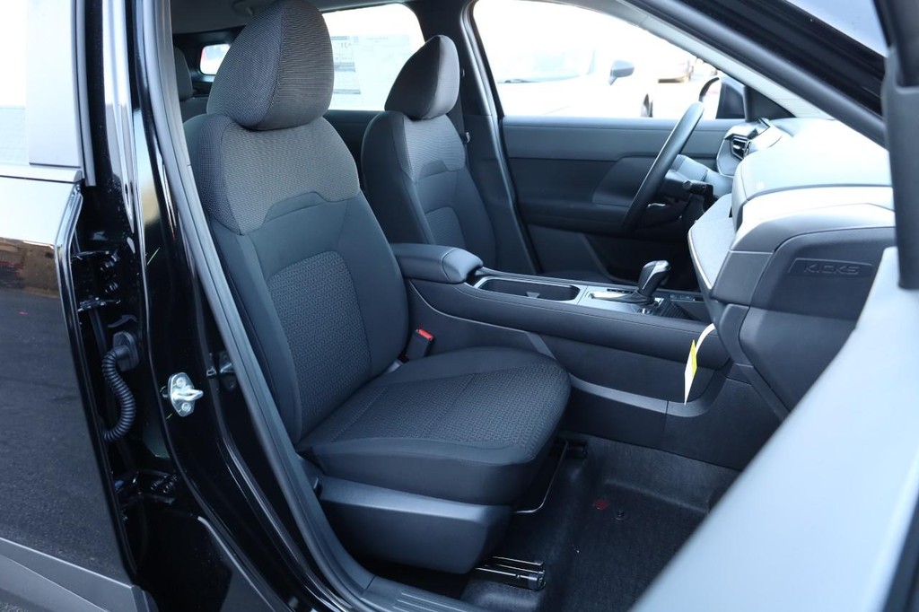 Nissan Kicks Vehicle Full-screen Gallery Image 24